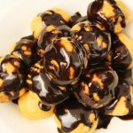 Profiteroles con chocolate