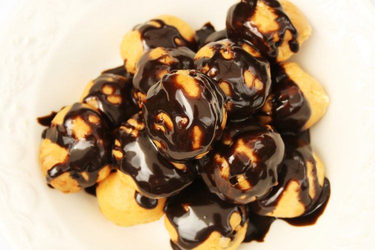 Profiteroles con chocolate